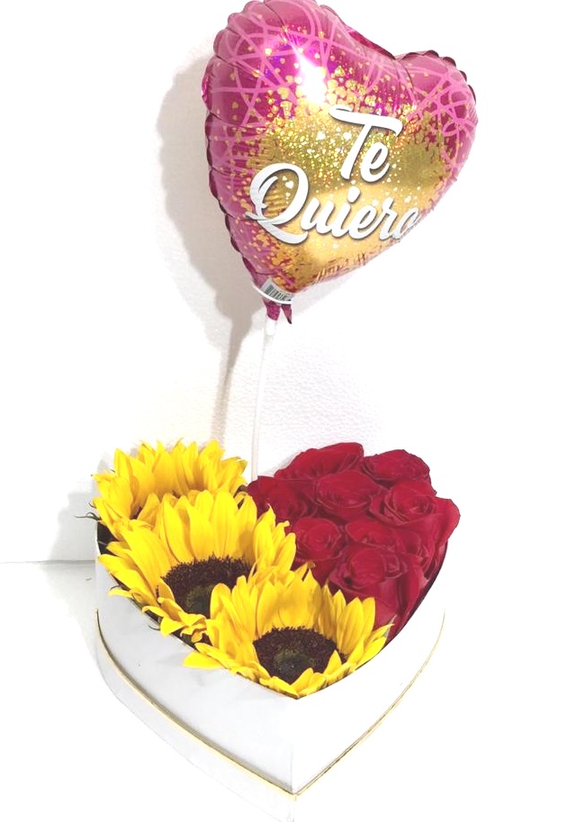 Caja corazón con 3 girasoles y 8 rosas ecuatorianas y Globito